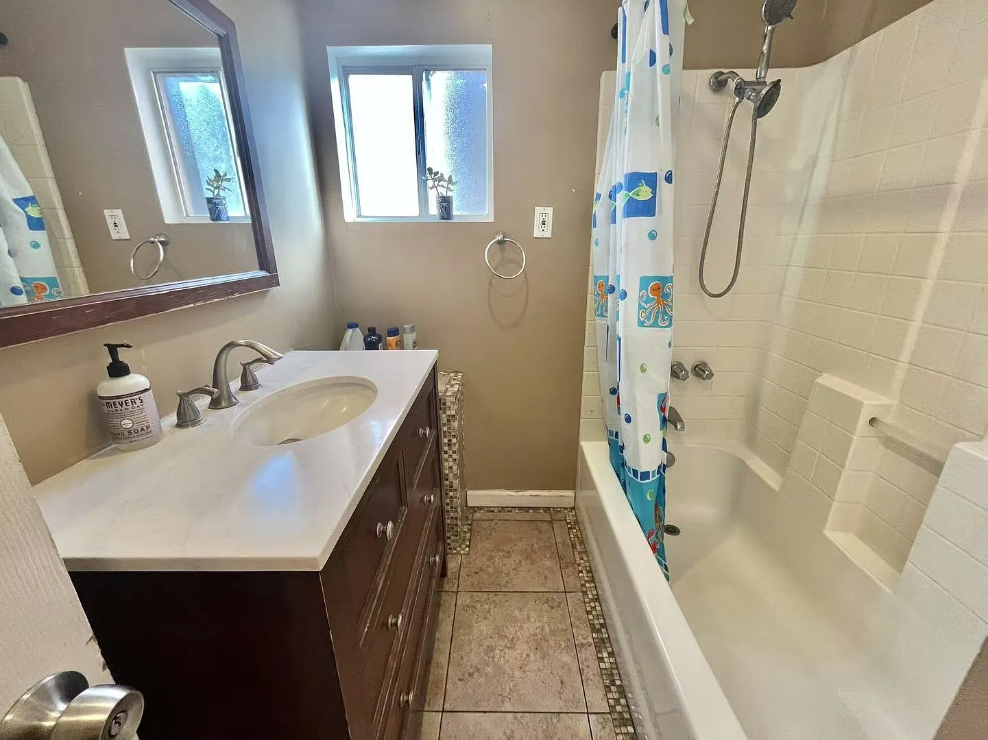 Spacious Spanish-Style Room in Prime LA Location $900/mo — Photo 3