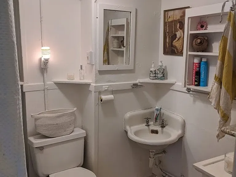 901 W Howe St — Photo 11