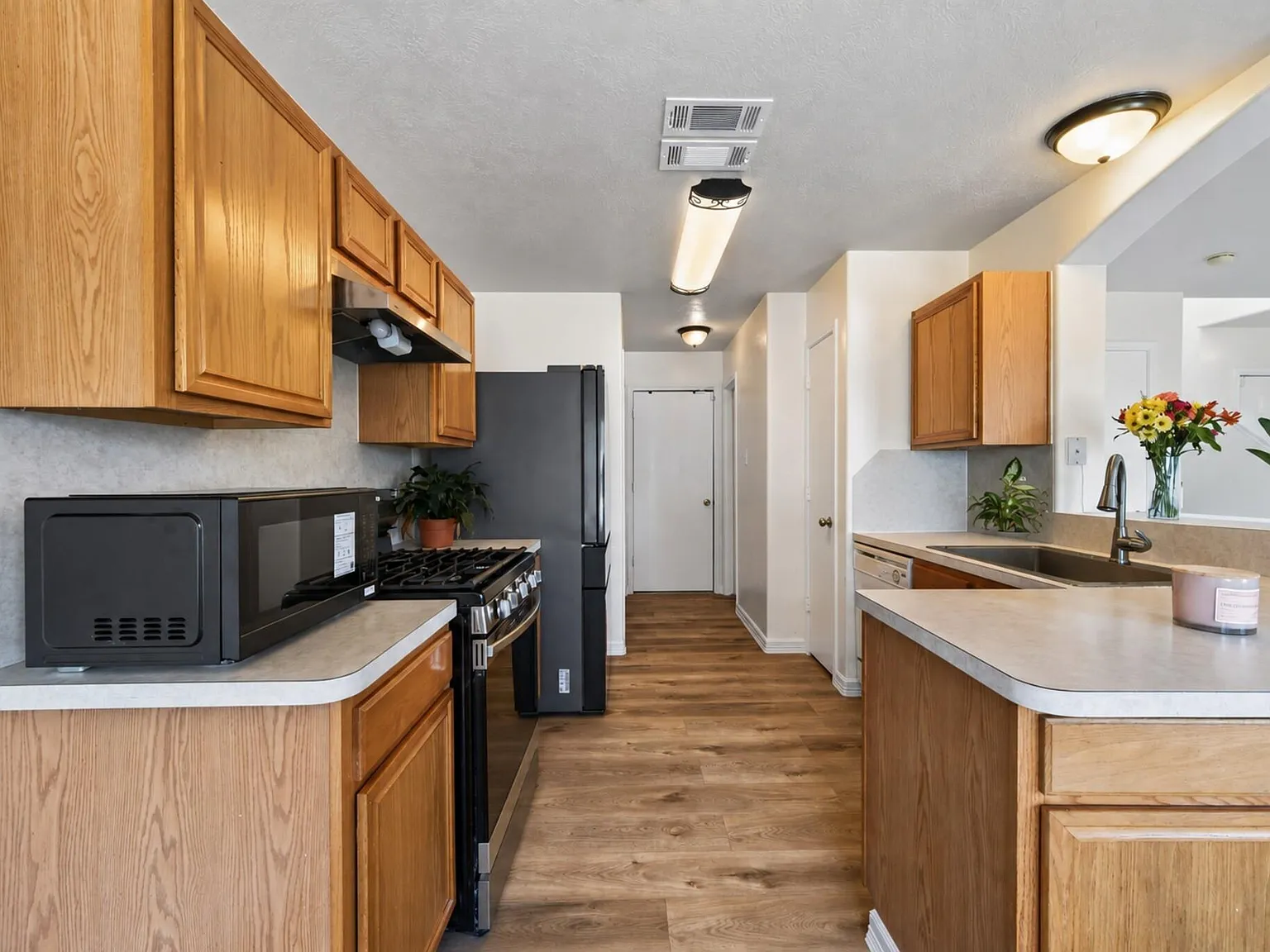 3 bed, 2.5 bath, 1371 sqft, $1,800 — Photo 4