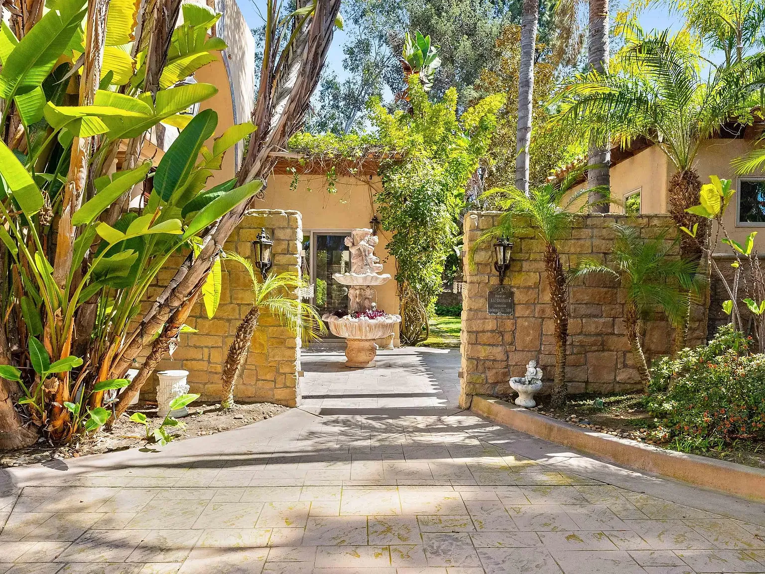 6 bed, 7.5 bath, 7892 sqft, $30,000 — Photo 2
