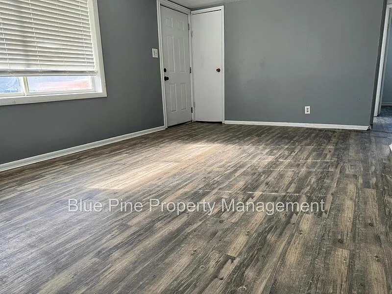 3 bed, 1.0 bath, 908 sqft, $1,175 — Photo 3