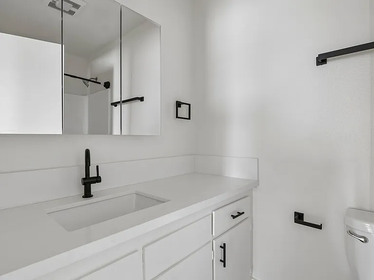558 N Kenmore Ave #204 — Photo 7