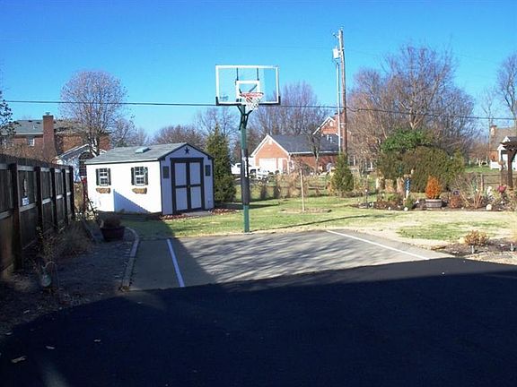 3rd image of 925 W Count Fleet Cir