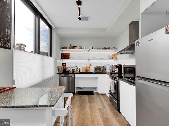 2nd image of 700 Roeder Rd #101