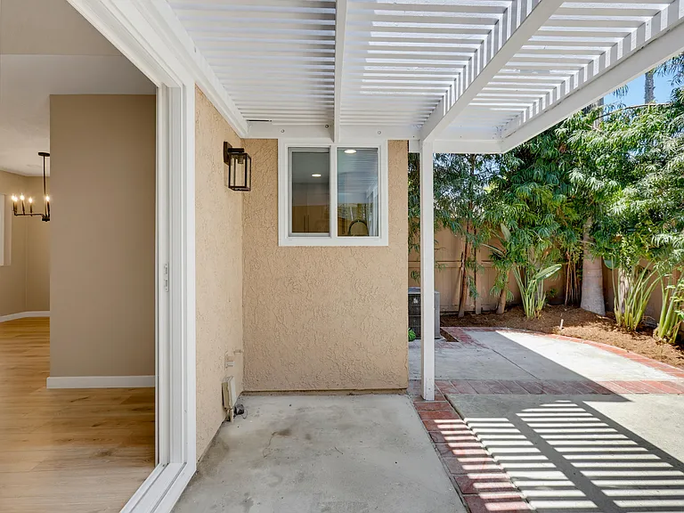54 Sandalwood — Photo 44