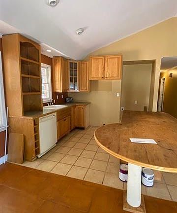 2nd image of 221 Arc St