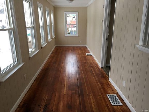 4th image of 124 Leonard Ave
