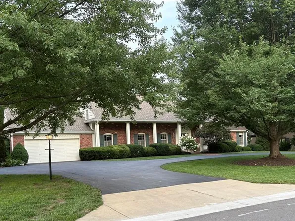 8911 Catalina Dr, Prairie Village, KS 66207