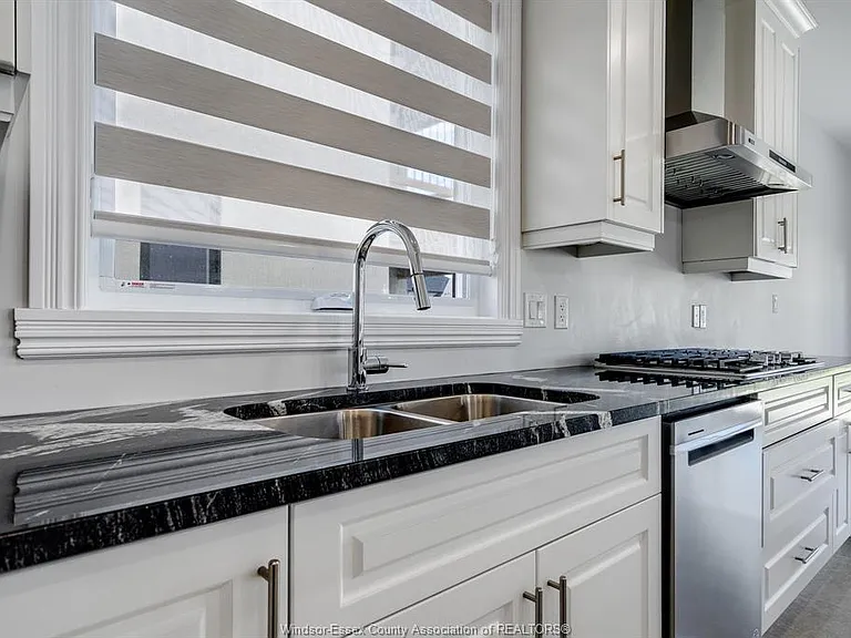 210 Cowan Ct — Photo 8