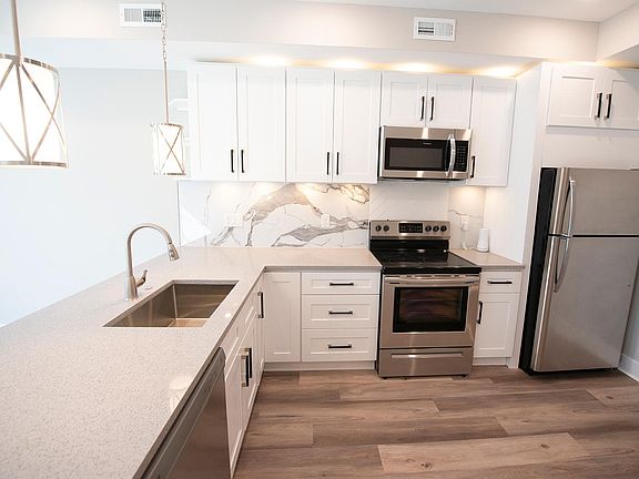 2nd image of 2835 W Oxford St #2