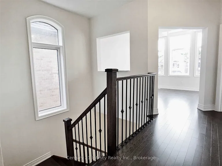 9 Saint Ives Cres — Photo 13