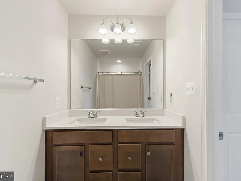3469 Carnaby St — Photo 24