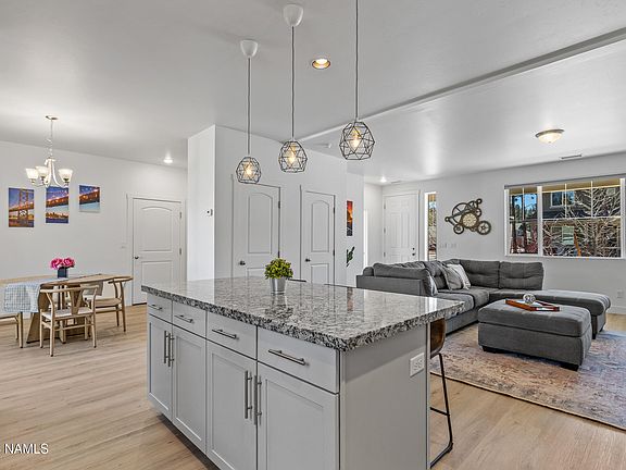 5th image of 2702 W Adirondack Ave