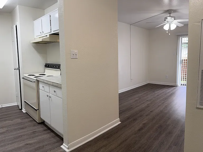 Wilshire Park Apartments — Photo 51