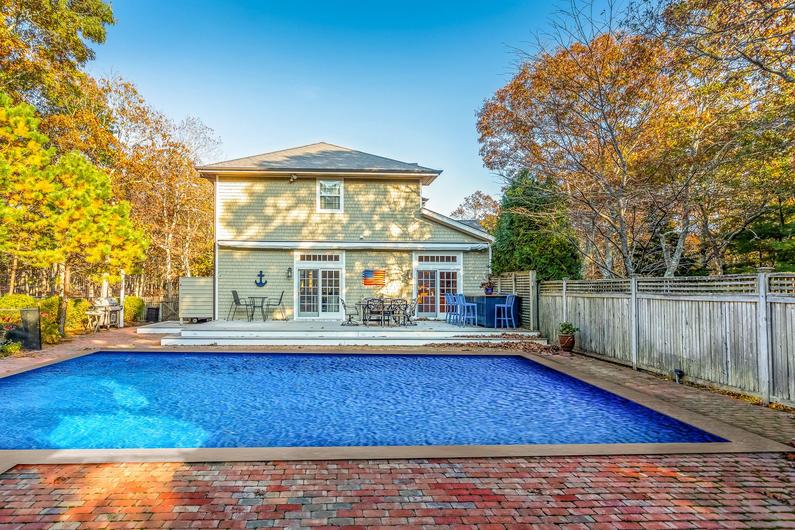  Virtual  water and pool edge