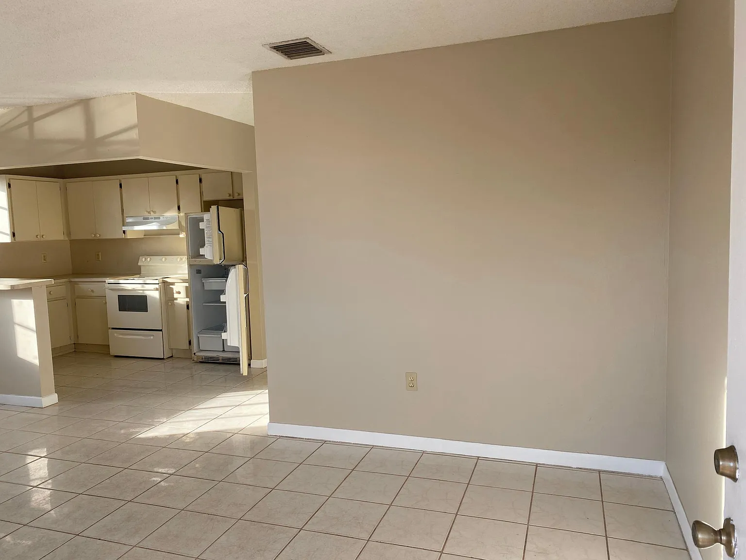 837 SE 8th Ct — Photo 2