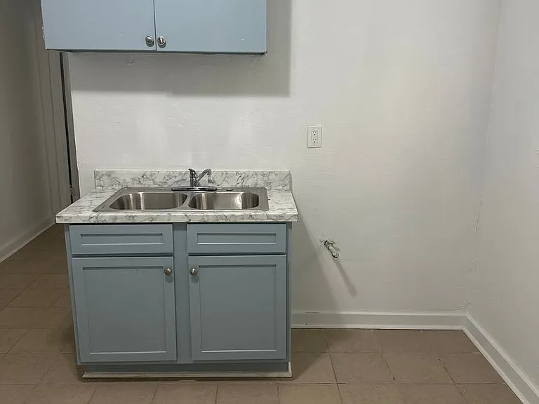 1344-1346 Hyde Pk Blvd — Photo 7