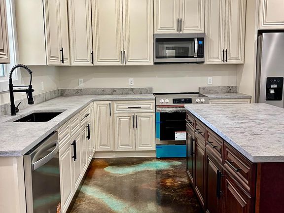 3rd image of 418 Dixon St