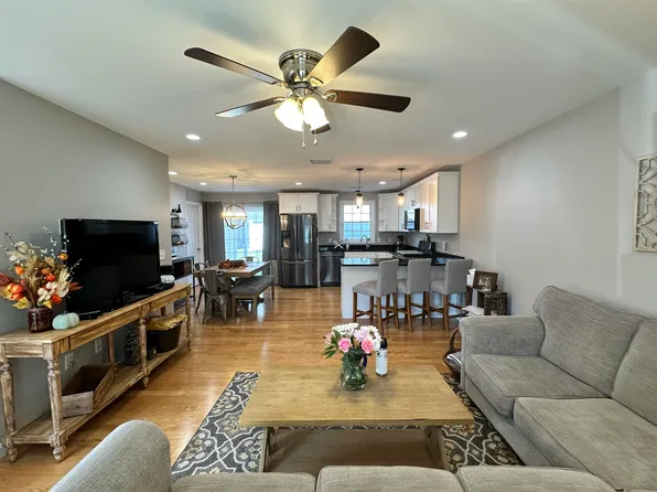 19 BRUINS Lane, Raymond, NH 03077