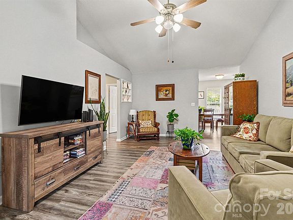 5th image of 5044 Daffodil Ln
