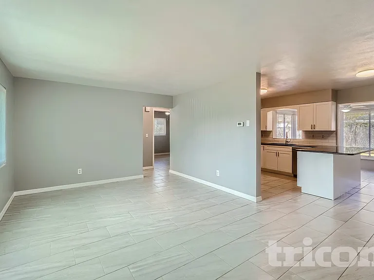 890 7th Ave NE — Photo 5