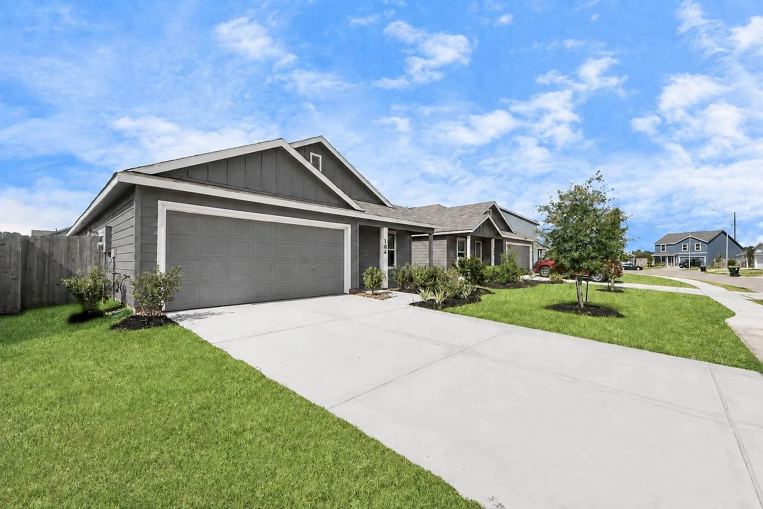 4 bed, 2.0 bath, 1600 sqft, $1,900 — Photo 2
