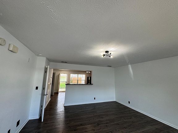 4th image of 328 Arapaho Dr