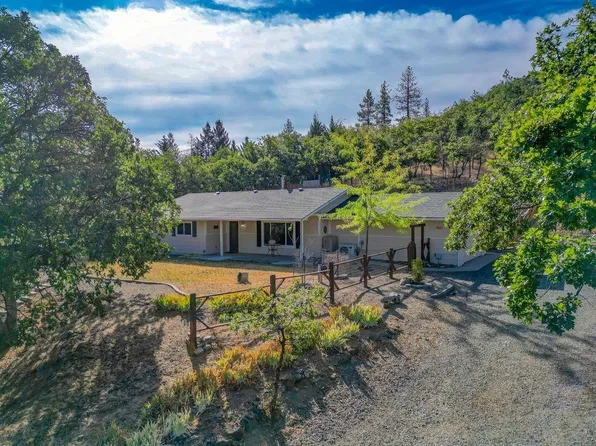 920 Oak Valley Dr, Yreka, CA 96097