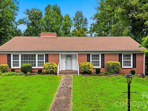 2nd image of 907 Vista Pl NE