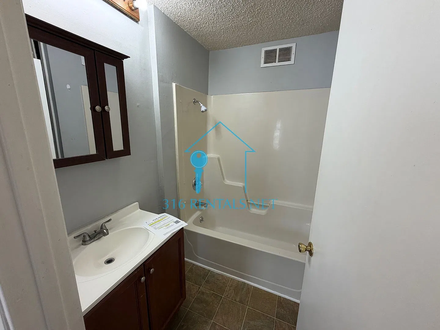 $925 - 2 bedroom / 2 bathroom - Spacious Duplex — Photo 3