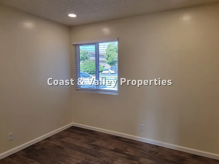 326-328 Katherine Ave — Photo 8