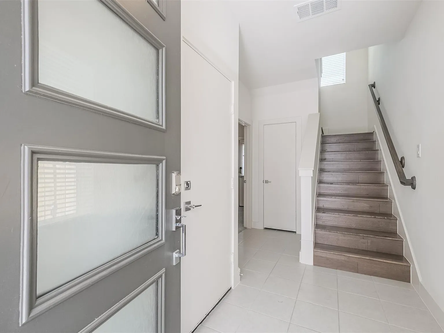 3 bed, 3.5 bath, 1972 sqft, $2,350 — Photo 3