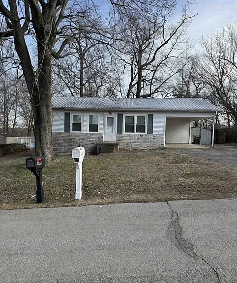 560 Highpoint Dr — Photo 1