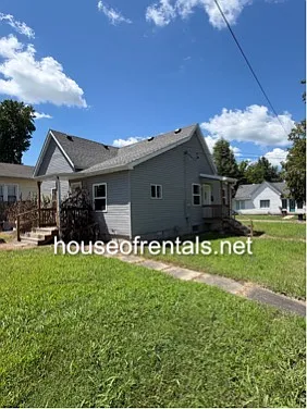 400 S Hill St — Photo 2