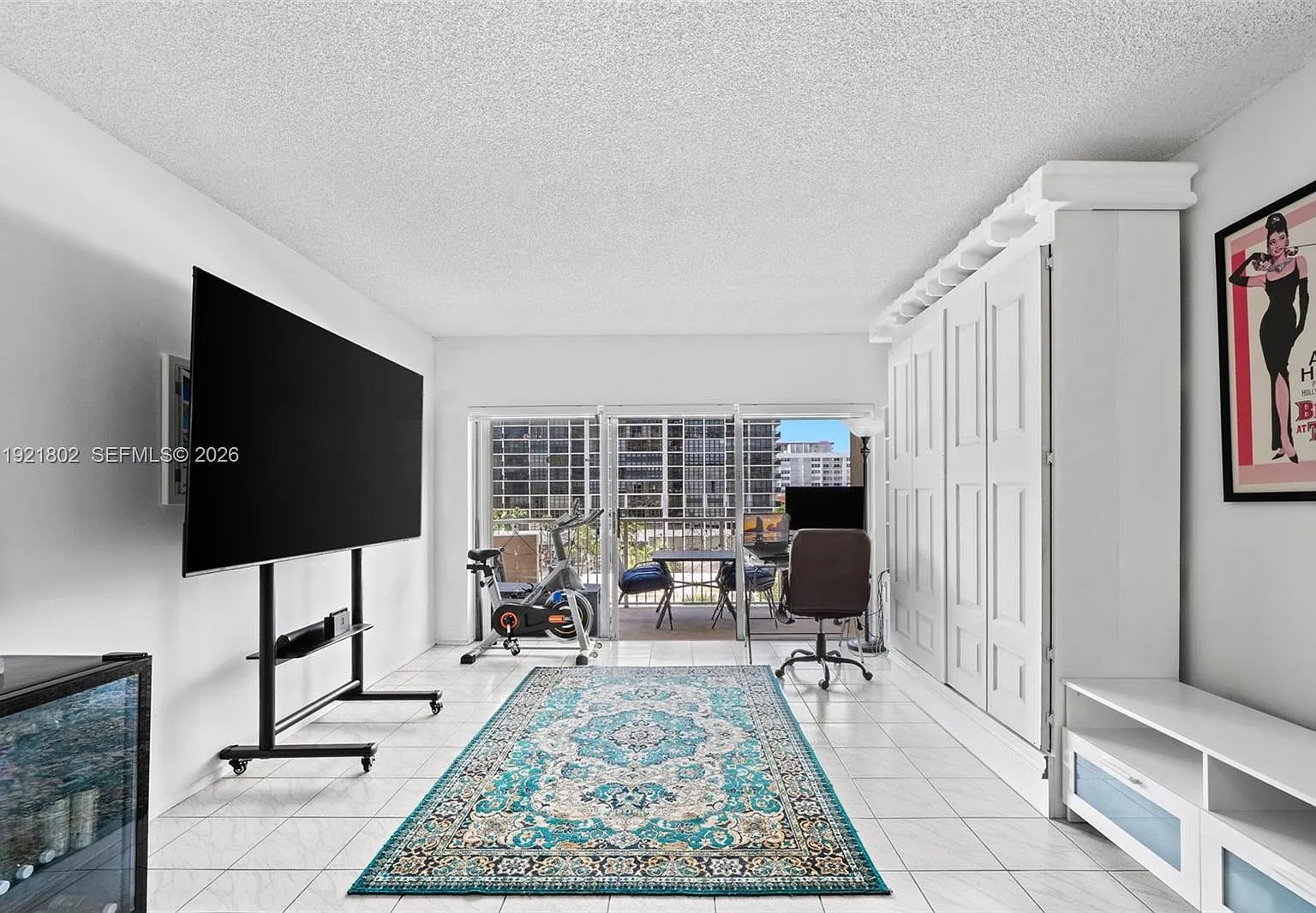 Hemispheres Condo — Photo 3