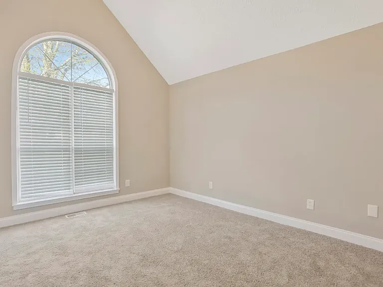 304 Jasmine Dr — Photo 5