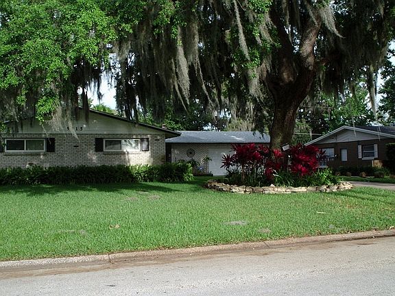 great oak tree in front!