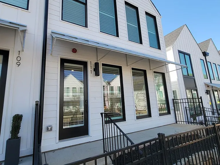 111 Pearl St — Photo 1