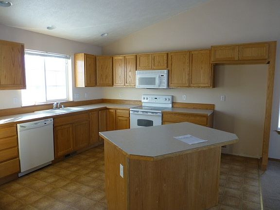 4th image of 832 S Aspen St