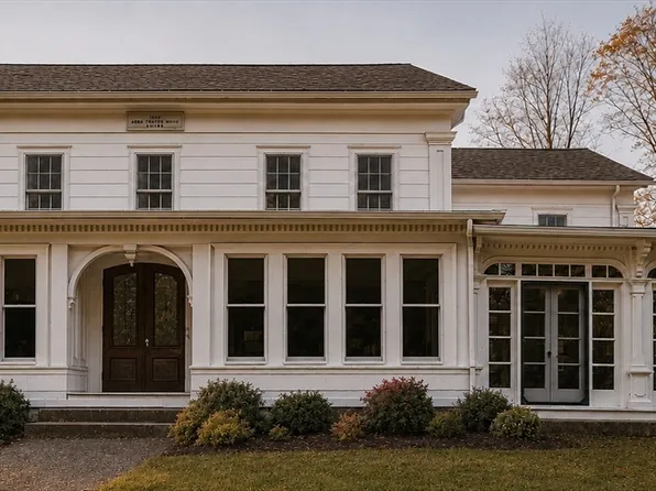 15 W Main St, Upton, MA 01568