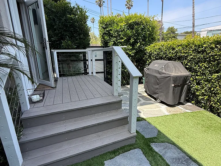 Deck to the yard