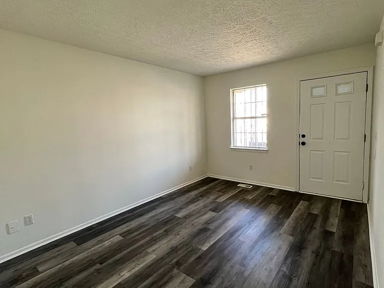 802 Aubrey Ave — Photo 3