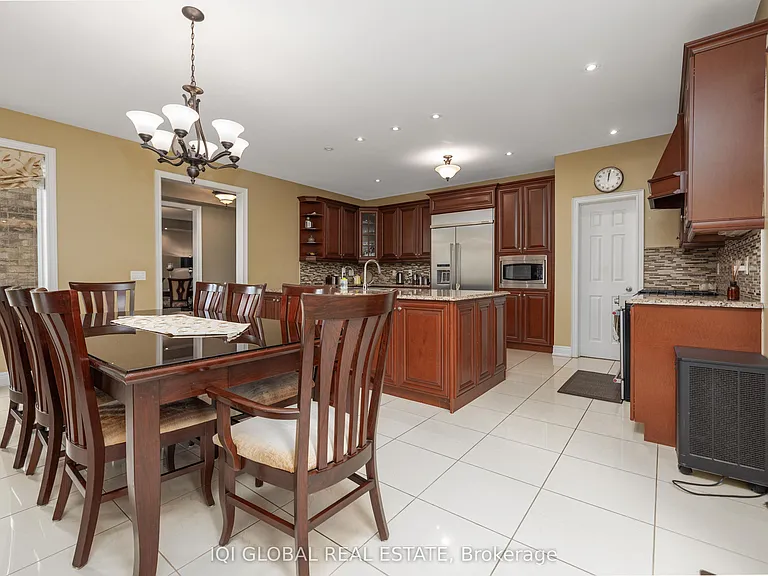 2395 Lyndhurst Dr — Photo 25