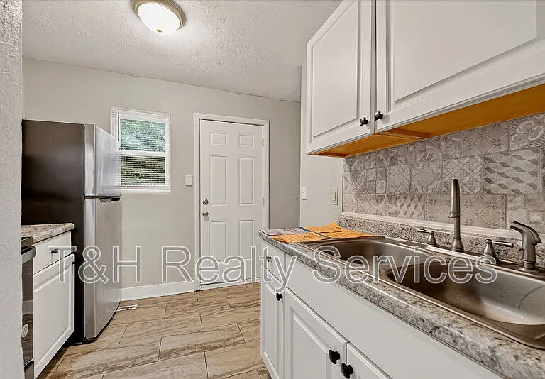 4924 Farrington Ave — Photo 10