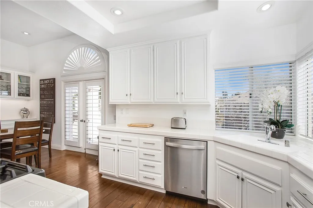 3 bed, 3.0 bath, 1903 sqft, $6,100 — Photo 4