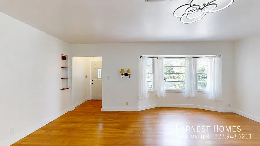 Spacious 4-Bedroom Sherman Oaks Home with Yard & Patio — Photo 2