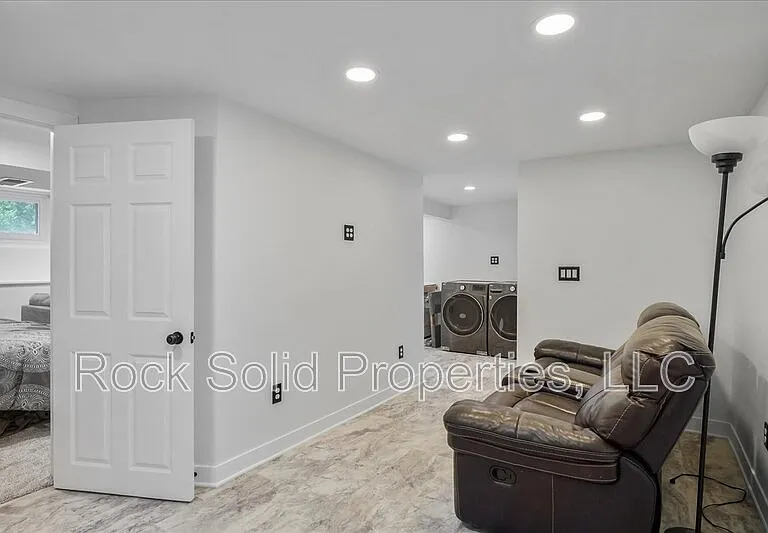 1039 Melton St — Photo 35