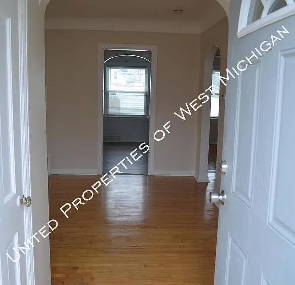 1125 Hoyt St SE — Photo 2