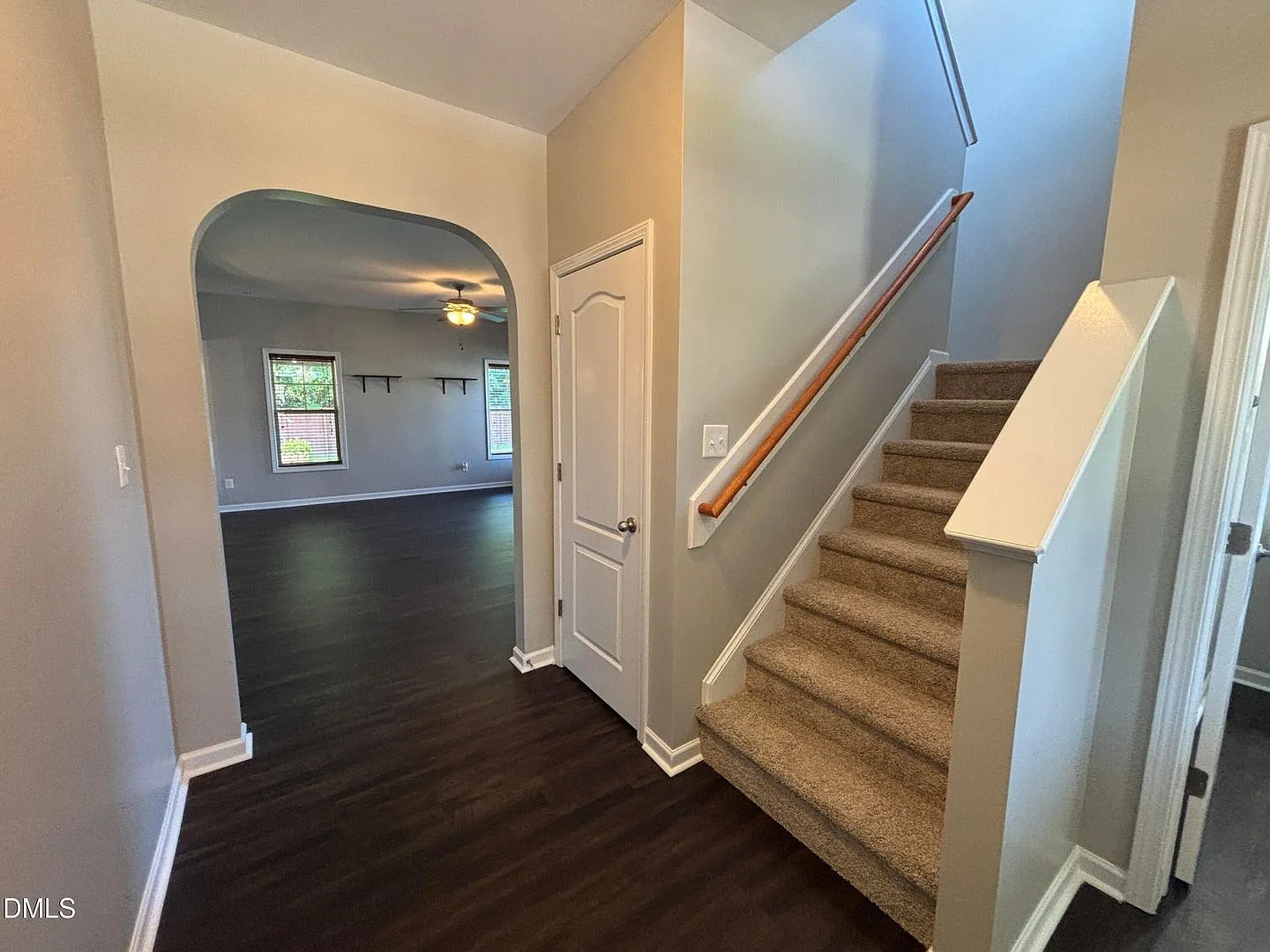 438 Roanoke Dr — Photo 2