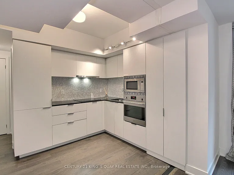 955 Bay St #403 — Photo 3
